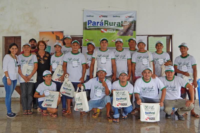 O Curso de Gestão e Empreendedorismo realizado com os produtores do Projeto Comunitário de Produção de Hortaliças e Criação de Aves, e sistemas agroflorestais (SAF's) da Agência Flora e Mar da Amazônia – Aflomazom, localizado no município de Magalhães Barata, no nordeste paraense, encerrou na quarta-feira (16). O curso (foto) teve duração de 24 horas, divididas em três dias, ministrado pela instrutora do Serviço Nacional de Aprendizagem Rural (Senar), Elisa Félix. Na ocasião, cerca de 20 agricultores tiveram a oportunidade de ampliar seus conhecimentos sobre como melhorar a gestão das suas propriedades rurais. Pará Rural ofertou o Curso de Gestão e Empreendedorismo ao Projeto Aflomazom atendendo às solicitações dos associados, que têm interesse em ampliar a produção e começar a fornecer para merenda escolar da região.
FOTO: ASCOM / PARÁ RURAL
DATA: 17.05.2018
MAGALHÃES BARATA - PARÁ <div class='credito_fotos'>Foto: ASCOM PARÁ RURAL | <a href='/midias/2018/originais/04ae8d86-2dbc-4838-b01f-caaf966012d4.jpg' download><i class='fa-solid fa-download'></i> Download</a></div>