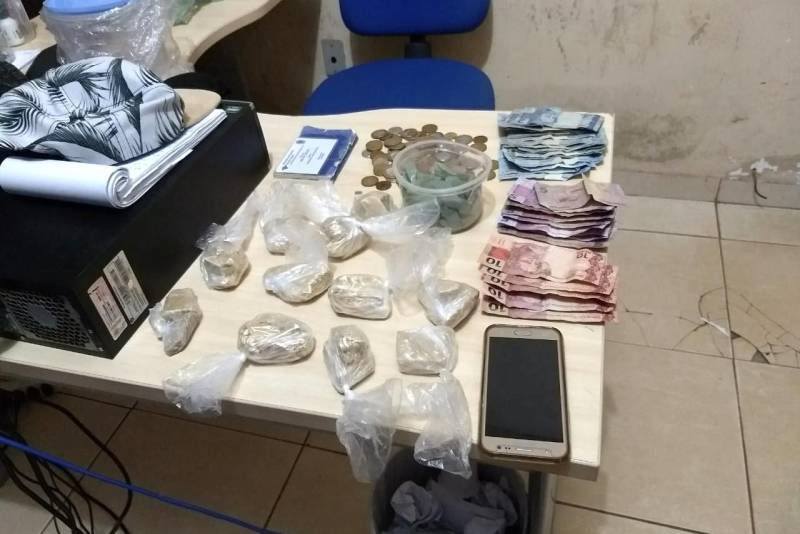 A Polícia Civil, por meio da Superintendência Regional do Baixo Tocantins, prendeu, em menos de uma semana, oito pessoas envolvidas em crimes, como tráfico de drogas e homicídios, nos municípios de Abaetetuba e Barcarena. Com os presos, diversas porções de drogas, arma, munição e quantias em dinheiro, inclusive de Dólar Americano, foram apreendidas.
FOTO: ASCOM POLÍCIA CIVIL
DATA: 21.05.2018
BARCARENA - PARÁ <div class='credito_fotos'>Foto: Ascom Polícia Civil | <a href='/midias/2018/originais/04aeac4d-a776-40e7-90fa-2feb0f775c63.jpg' download><i class='fa-solid fa-download'></i> Download</a></div>
