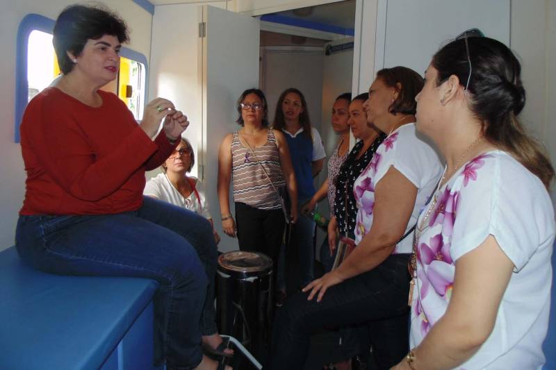 Começou neste domingo (11), no bairro de Águas Negras, em Icoaraci, a busca ativa de mulheres que nunca fizeram ou estão há mais de três anos sem fazer o exame preventivo do câncer de colo do útero, o Papanicolau ou PPCU. Trata-se do Plano Piloto de Rastreamento do Câncer de Colo do Útero, uma das ações que integram a Campanha Março Lilás, destinada a chamar a atenção das paraenses sobre a importância de fazer periodicamente o exame para detecção precoce desse tipo de câncer. A Campanha Março Lilás é promovida pela Secretaria de Estado de Saúde Pública (Sespa) por meio do Núcleo de Apoio à Gestão na Atenção à Mulher no Controle do Câncer de Colo de Útero e Mama (Nagam), com o apoio do Comitê Estadual de Controle do Câncer do Colo do Útero e Mama, Regionais de Saúde e municípios paraenses. Na forto, A secretária adjunta da Sespa, Heloísa Guimarães (vermelho).
FOTO: ASCOM / SESPA
DATA: 11.03.2018
BELÉM - PARÁ <div class='credito_fotos'>Foto: Roberta Vilanova / SESPA | <a href='/midias/2018/originais/04b28781-552f-4095-ad4f-15cb6018a050.jpg' download><i class='fa-solid fa-download'></i> Download</a></div>