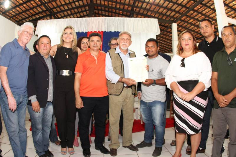 Cento e dezoito famílias da comunidade quilombola do Caeté, no município de Abaetetuba, no nordeste do Estado, foram beneficiadas com um título coletivo de terra. Com o documento, o Governo do Estado, por meio do Instituto de Terras do Pará (Iterpa), reconhece o direito de uma população que há décadas ocupa e trabalha na área. A cerimônia de entrega ocorreu na manhã deste sábado (24), no Centro Comunitário, e contou com a participação do governador Simão Jatene. A área titulada corresponde a cerca de 1.400 hectares. Agora, devidamente respaldadas, as famílias poderão ter acesso a empréstimos, políticas públicas, entre outros benefícios que possibilitam o desenvolvimento da sua produção e a continuidade de suas tradições. “Com o documento de terra a comunidade passa a ter segurança jurídica e acesso a créditos, financiamentos e outros benefícios que antes não lhes era permitido. Além disso, agora eles poderão produzir com mais segurança, mantendo a terra entre as futuras gerações”, afirmou o governador Simão Jatene.
FOTO: CRISTINO MARTINS / AG. PARÁ
DATA: 24.03.2018
ABAETETUBA - PARÁ
<div class='credito_fotos'>Foto: Cristino Martins/Ag. Pará | <a href='/midias/2018/originais/04b91e36-1716-494d-80ae-bbf9c81a4ade.jpg' download><i class='fa-solid fa-download'></i> Download</a></div>