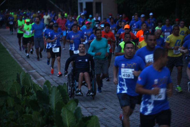 O recém-inaugurado Parque Estadual do Utinga foi o local escolhido para a 4ª edição da Corrida Tiradentes, promovida pela Polícia Militar na manhã deste domingo, 22. No ano em que celebra 200 anos de criação, a PM contou com mais de 750 competidores na prova que iniciou às 6 horas da manhã com um percurso total de 8 Km. Em apenas 4 anos de existência, a Corrida Tiradentes já ganhou a simpatia de muitos atletas profissionais e amadores. Eduardo Costa, de 26 anos é um deles. O competidor alcançou o 1º lugar geral da corrida com menos de 30 minutos de prova e conta que não esperava um resultado tão positivo.
FOTO: CARLOS SODRÉ / AG. PARÁ
DATA: 22.04.2018
BELÉM - PARÁ <div class='credito_fotos'>Foto: Carlos Sodré/Agência Pará | <a href='/midias/2018/originais/04bcab83-2bff-4b8b-9845-7e043fd5088e.jpg' download><i class='fa-solid fa-download'></i> Download</a></div>