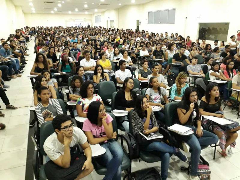 Neste domingo (25), o Pro Paz Enem iniciou o calendário de 'aulões' preparatórios gratuitos (foto) para os estudantes que prestarão o Exame Nacional do Ensino Médio (Enem). A caravana é uma realização do Governo do Estado do Pará, por meio da Fundação Pro Paz, Secretaria Extraordinária de Municípios Sustentáveis (Semsu) e a Secretaria de Educação do Pará (Seduc). “Estamos abrindo de maneira inédita, em março, praticamente junto com o calendário de aulas da Seduc, os ‘aulões’ do Pro Paz Enem e já vemos um resultado positivo, pois temos mais de 1.500 alunos entre inscritos e que se inscreveram na hora. Fomos pegos de surpresa, pois não esperávamos tanta gente; o auditório lotou e tivemos que providenciar mais cinco salas. O mais importante é saber que ninguém voltou pra casa sem aula. A procura mostra que o PPE está consolidado na sociedade paraense”, afirmou Mônica Altman, presidente da Fundação Pro Paz.
FOTO: EMANUELE CORRÊA / ASCOM PRO PAZ
DATA: 25.03.2018
BELÉM - PARÁ <div class='credito_fotos'>Foto: EMANUELE CORRÊA / ASCOM PRO PAZ | <a href='/midias/2018/originais/04c1768f-c0bd-4139-b474-923cfeb549f1.jpg' download><i class='fa-solid fa-download'></i> Download</a></div>