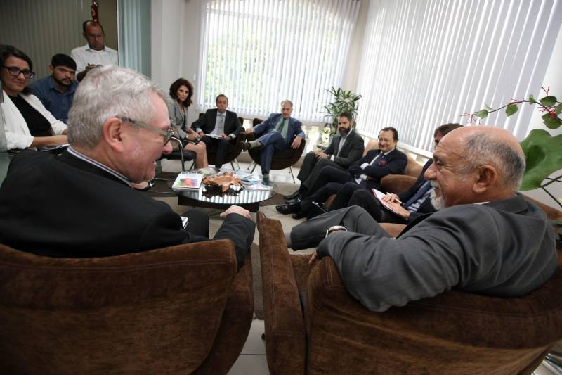 O Pará recebeu, pela segunda vez em menos de um mês, a visita de um representante internacional interessado em investir no estado. Após a visita do embaixador da Hungria, no dia 12 deste mês, foi a vez do embaixador da Bélgica, Dirck Loncke (e), ser recebido nesta terça-feira, 24, pelo governador Simão Jatene (d) no Palácio dos Despachos.
FOTO: ANTONIO SILVA / AG. PARÁ
DATA: 24.04.2018
BELÉM - PARÁ <div class='credito_fotos'>Foto: Antônio Silva/Ag. Pará | <a href='/midias/2018/originais/04c184a2-7ba2-4ff6-89d8-0cb8c081d0eb.jpg' download><i class='fa-solid fa-download'></i> Download</a></div>