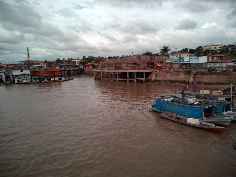 As obras em terminais hidroviários de cargas e passageiros que estão sendo realizadas pelo Governo do Estado, por meio da Companhia de Portos e Hidrovias (CPH), têm recursos assegurados para a continuidade e conclusão. De acordo com a CPH, cerca de R$ 85 milhões foram contratados em operação de crédito junto a Caixa Econômica Federal. As obras trarão benefícios diretos a mais de 400 mil pessoas em seis municípios da região Oeste do Pará (Curuá, Almeirim, Prainha, Faro, Terra Santa e Santarém - área urbana e zona rural - distrito de Santana do Tapará). O presidente da CPH, Haroldo Bezerra, informou, conforme demonstração da Secretaria de Estado de Planejamento (Seplan), na plenária regionalizada para elaboração da Lei Orçamentária Anual (LOA), realizada em setembro deste ano, em Santarém, que há recursos para continuidade e conclusão de todas as obras, garantidos no Orçamento Geral do ano de 2019. Na foto, obras no terminal da cidade de Almeirim.

FOTO: ASCOM / CRGBA
DATA: 30.11.2018
ALMEIRIM - PARÁ <div class='credito_fotos'>Foto: SAMUEL ALVARENGA / ASCOM CRGBA   |   <a href='/midias/2018/originais/04c2290f-f385-4f50-9ca9-44a79c3da064.jpg' download><i class='fa-solid fa-download'></i> Download</a></div>