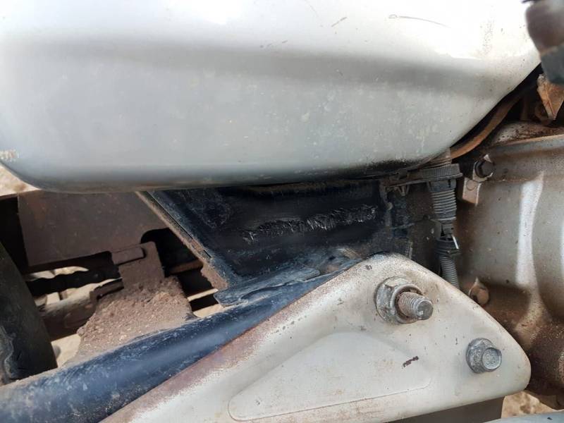 Apesar do baixo fluxo de veranistas no primeiro final de semana das férias escolares em Salinópolis, o Detran vem identificando condutas perigosas no trânsito por alguns motoristas. No último sábado (30), as ações realizadas ao longo do dia registraram três infrações por alcoolemia, crime de trânsito por dirigir sob influência de bebida, quando o índice de álcool no sangue é maior que 0,34 miligramas. Também com o licenciamento do veículo em atraso, o motorista foi conduzido para a delegacia e teve sua motocicleta removida, por estar sem placa e com chassi (foto) e número de motor adulterado. Foram realizadas cerca de 150 abordagens.
FOTO: ASCOM / DETRAN
DATA: 01.07.2018
SALINÓPOLIS - PARÁ <div class='credito_fotos'>Foto: ASCOM DETRAN | <a href='/midias/2018/originais/04d420b1-3a62-4104-9e8d-6093b96421e1.jpg' download><i class='fa-solid fa-download'></i> Download</a></div>