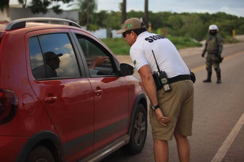 Atuação dos agentes de segurança durante a Operação Verão 2018 no segundo final de semana de férias.
FOTO: MÁCIO FERREIRA / AG. PARÁ
DATA: 07.07.2018
SALINÓPOLIS - PARÁ <div class='credito_fotos'>Foto: MÁCIO FERREIRA/ AG. PARÁ | <a href='/midias/2018/originais/04dd76ca-0004-424f-8262-b0135c35402b.jpg' download><i class='fa-solid fa-download'></i> Download</a></div>