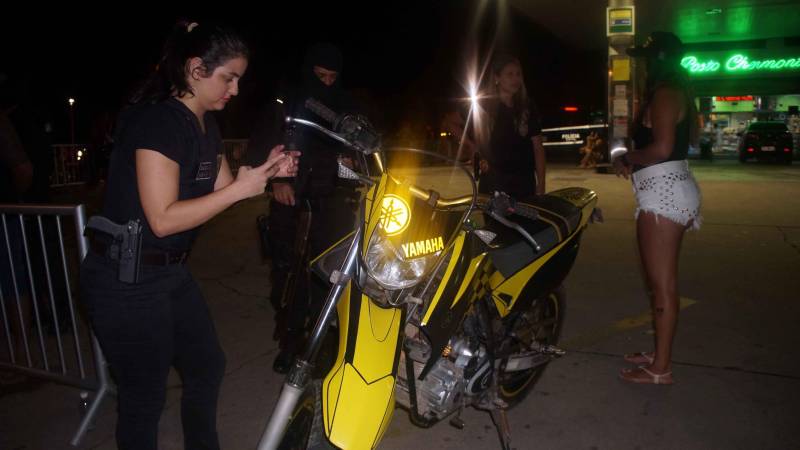 Mais de 40 veículos apreendidos (foto), entre carros e motos, e seis flagrantes por crime ambiental de poluição sonora, além da apreensão de duas motos roubadas. Esse foi o saldo final da operação denominada "Harpócrates" (nome do Deus grego do silêncio) deflagrada, na madrugada deste sábado (19), no bairro do Marco, em Belém. Mais de 100 agentes das Polícias Militar e Civil, do Departamento Estadual de Trânsito (Detran), da Guarda Municipal de Belém (GBel) e da Secretaria Municipal de Economia (Secon) foram mobilizados na operação, que teve início por volta de 1h da magrugada de hoje (19), na área do entorno de um autoposto, localizado na esquina das Avenidas Doutor Freitas e Duque de Caxias. O objetivo da ação policial, explica o delegado-geral adjunto da Polícia Civil, Rogério Morais, é dar resposta às denúncias sobre o barulho vindo de carros e quanto à permanência de jovens, inclusive adolescentes, consumindo bebidas alcoólicas e drogas, no local, até altas horas da madrugada.
FOTO: ASCOM / POLÍCIA CIVIL
DATA: 19.05.2018
BELÉM - PARÁ <div class='credito_fotos'>Foto: Ascom / Polícia Civil | <a href='/midias/2018/originais/04ddf6fa-f5f2-4923-9147-4a8959d1195d.jpg' download><i class='fa-solid fa-download'></i> Download</a></div>