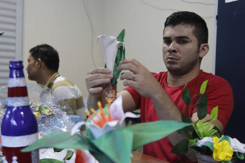 Uma turma formada por 22 internos do Centro de Recuperação Regional de Castanhal (CRRCA) finalizou nesta sexta-feira (29) um curso de arranjo de flores artificiais, oferecido pelo Serviço Nacional de Aprendizagem Rural (Senar), em parceria com a Superintendência do Sistema Penitenciário do Estado (Susipe). O curso faz parte do trabalho desenvolvido pelo setor de reinserção social, que tem como objetivo investir na qualificação profissional e geração de renda, beneficiando internos da unidade prisional. Os detentos aprenderam a confeccionar arranjos de flores utilizando materiais como EVA, tecido tipo voil, tinta spray, tinta para EVA, pincel, tiner, betume, cipó (para osn caules) e gesso para a sustentação dos arranjos nos vasos, além de muita criatividade.
FOTO: AKIRA ONUMA / ASCOM SUSIPE
DATA: 30.06.2018
CASTANHAL - PARÁ <div class='credito_fotos'>Foto: Akira Onuma / Ascom Susipe | <a href='/midias/2018/originais/04e36631-7d18-496f-845b-974502b50fb7.jpg' download><i class='fa-solid fa-download'></i> Download</a></div>