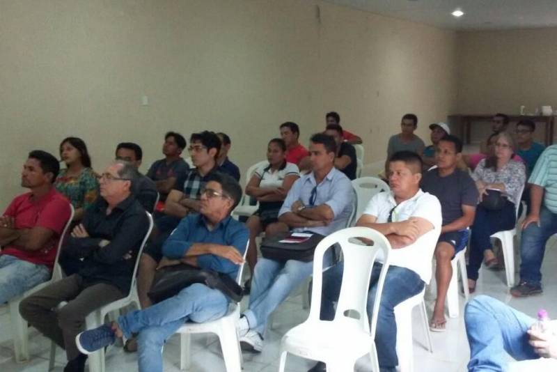 A Secretaria da Fazenda do Pará (Sefa) realizou, na terça-feira (20), em Curralinho, no arquipélago do Marajó, reunião com contribuintes e representantes das Prefeituras de Curralinho, Oeiras do Pará e Bagre. Cerca de 40 pessoas participaram do encontro, que teve como tema as novidades da área tributária estadual.
FOTO: ASCOM SEFA
DATA: 20.03.2018
CURRALINHO - PARÁ <div class='credito_fotos'>Foto: Ascom Sefa | <a href='/midias/2018/originais/04e6b350-7419-4b2e-bec5-406e26f3a3f3.jpg' download><i class='fa-solid fa-download'></i> Download</a></div>