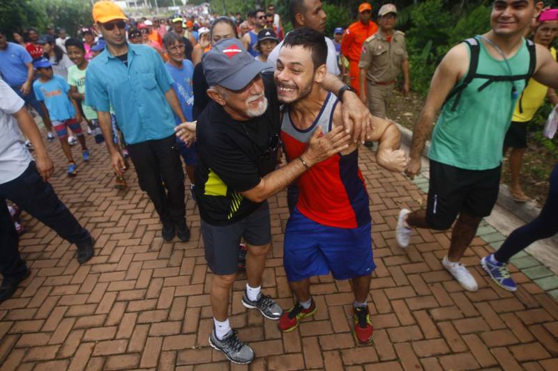 Uma reabertura feita a milhares de mãos. A fita inaugural colocada no inicio da trilha principal do Parque do Utinga foi rompida por mais de cinco mil pessoas ansiosas pelo inicio da caminhada, marcando o segundo dia da programação de reabertura do mais novo espaço paraense de lazer e interatividade com a natureza. Misturado aos populares, o governador Simão Jatene andou os quatro quilômetros que separam a entrada do parque ao seu ponto final, o Recanto da Volta.
FOTO: THIAGO GOMES / AG. PARÁ
DATA: 17.03.2018
BELÉM - PARÁ <div class='credito_fotos'>Foto: Thiago Gomes /Ag. Pará | <a href='/midias/2018/originais/04eca023-446b-4a12-b6e2-80c1f83c3a99.jpg' download><i class='fa-solid fa-download'></i> Download</a></div>