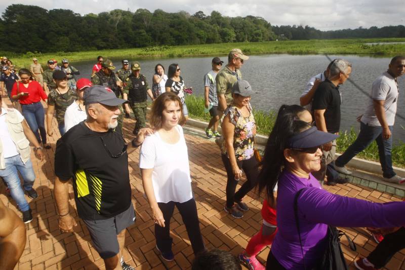 Uma reabertura feita a milhares de mãos. A fita inaugural colocada no inicio da trilha principal do Parque do Utinga foi rompida por mais de cinco mil pessoas ansiosas pelo inicio da caminhada, marcando o segundo dia da programação de reabertura do mais novo espaço paraense de lazer e interatividade com a natureza. Misturado aos populares, o governador Simão Jatene andou os quatro quilômetros que separam a entrada do parque ao seu ponto final, o Recanto da Volta.
FOTO: THIAGO GOMES / AG. PARÁ
DATA: 17.03.2018
BELÉM - PARÁ <div class='credito_fotos'>Foto: Thiago Gomes /Ag. Pará | <a href='/midias/2018/originais/04f45eea-2e0c-4ef3-8488-de3ff732734d.jpg' download><i class='fa-solid fa-download'></i> Download</a></div>