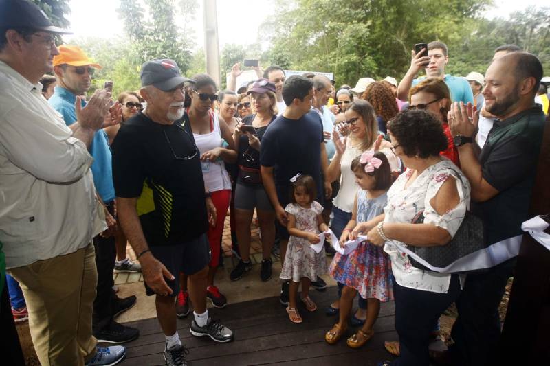 Uma reabertura feita a milhares de mãos. A fita inaugural colocada no inicio da trilha principal do Parque do Utinga foi rompida por mais de cinco mil pessoas ansiosas pelo inicio da caminhada, marcando o segundo dia da programação de reabertura do mais novo espaço paraense de lazer e interatividade com a natureza. Misturado aos populares, o governador Simão Jatene andou os quatro quilômetros que separam a entrada do parque ao seu ponto final, o Recanto da Volta.
FOTO: THIAGO GOMES / AG. PARÁ
DATA: 17.03.2018
BELÉM - PARÁ <div class='credito_fotos'>Foto: Thiago Gomes /Ag. Pará | <a href='/midias/2018/originais/04fa8854-aca3-43a9-8e75-b6911d6e5e60.jpg' download><i class='fa-solid fa-download'></i> Download</a></div>