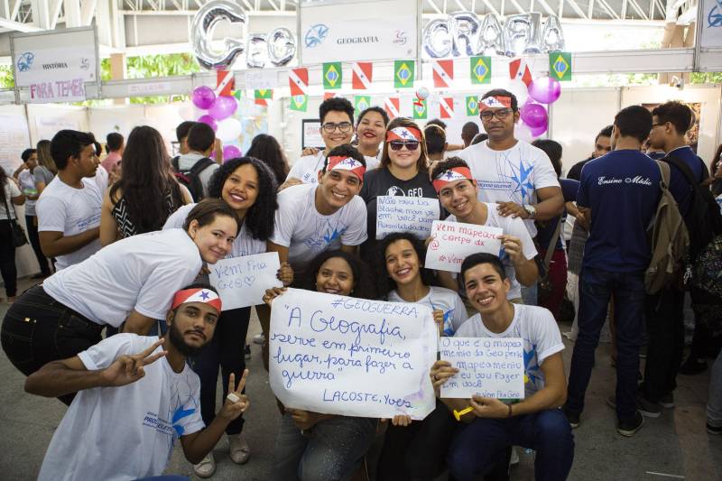Durante toda esta quinta-feira, 10, a Feira Vocacional da Universidade do Estado do Pará (Uepa) recebeu a visita de estudantes do ensino médio de escolas públicas e particulares da Região Metropolitana de Belém. Cada graduação da Uepa tinha um estande no hall de exposição do Centro Cultural Tancredo Neves (Centur), tudo para que os estudantes pudessem conhecer mais sobre os cursos, a atuação dos profissionais formados e o desenho curricular das disciplinas.
FOTO: NAILANA THIELY / ASCOM UEPA
DATA: 10.05.2018
BELÉM - PARÁ <div class='credito_fotos'>Foto: Nailana Thiely / Ascom Uepa | <a href='/midias/2018/originais/05021d2a-0dbb-4479-a04d-e0d085114207.jpg' download><i class='fa-solid fa-download'></i> Download</a></div>