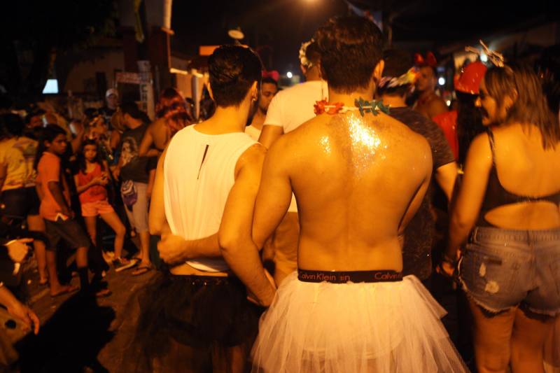 O professor Júlio Leal Gomes é natural de Vigia de Nazaré, no nordeste paraense, terra conhecida pela hospitalidade, principalmente em época festiva. Mantendo a tradição, no Carnaval Júlio e seus irmãos abrem a casa da família para amigos e outros parentes. Neste ano, o imóvel de quatro cômodos abrigou mais de 50 pessoas. Vigia tem um dos maiores e mais tradicionais carnavais do Pará. Nesta época do ano, a população do município, de 51.173 habitantes (Censo/IBGE), triplica com a chegada de brincantes oriundos de todo o Brasil, e os vigienses – igual coração de mãe - acolhem essa multidão. A estimativa é a cidade receber mais de 300 mil pessoas neste Carnaval.
FOTO: IGOR BRANDÃO / AG PARÁ
DATA: 13.02.2018
VIGIA - PARÁ <div class='credito_fotos'>Foto: IGOR BRANDÃO / AG. PARÁ | <a href='/midias/2018/originais/0503a37d-f516-4e9d-b419-406f98072f87.jpg' download><i class='fa-solid fa-download'></i> Download</a></div>