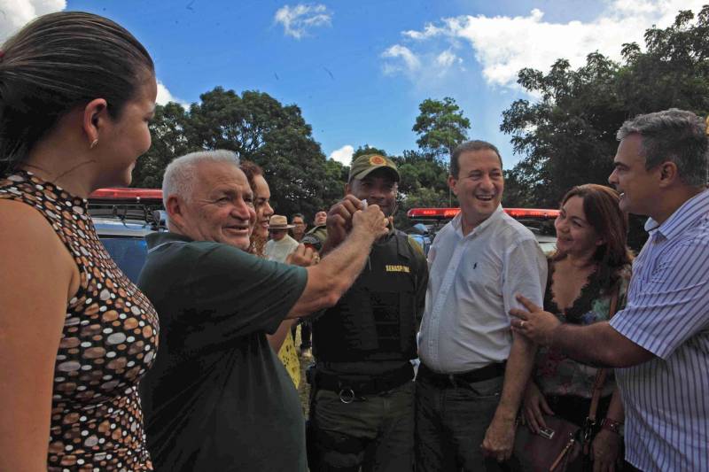 A agenda de fortalecimento das gestões municipais por meio da integração entre governo do Estado e prefeituras teve novo capítulo nesta segunda-feira (4) em Bragança, no nordeste do Pará, com a celebração de convênios que viabilizam obras e serviços nas áreas de infraestrutura e educação. A secretária extraordinária de Municípios Sustentáveis, Izabela Jatene, cumpriu agenda no município, pela manhã, ao lado de deputados federais e estaduais e autoridades locais. Na ocasião, ela entregou 16 novas viaturas para a Polícia Militar (foto), para reforçar o trabalho de segurança pública na região. A cerimônia de assinatura dos convênios ocorreu no salão paroquial da comunidade Imaculada Conceição, às margens da Rodovia PA-112. “O governo do Estado está aqui hoje para cumprir mais uma agenda que tem como objetivo garantir autonomia às gestões municipais por meio da pactuação com o Estado. Vale lembrar que isso só é possível porque o Pará tem contas equilibradas que permitem que os investimentos não parem e porque Bragança está com a situação fiscal em dia. E, claro, porque vocês pagaram seus impostos”, frisou Izabel Jatene.

FOTO: RODOLFO OLIVEIRA / AG. PARÁ
DATA: 04.06.2018
BELÉM - PARÁ <div class='credito_fotos'>Foto: Rodolfo Oliveira/Ag. Pará   |   <a href='/midias/2018/originais/050a8e38-2872-4c7b-9120-48e828b41ec9.jpg' download><i class='fa-solid fa-download'></i> Download</a></div>