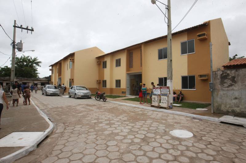 A tarde desta quarta-feira (02), foi de alegria para vinte famílias do Projeto Taboquinha, em Icoaraci, que ganharam uma nova habitação, com sala, cozinha, banheiro, dois quartos e área externa. Elas receberam as chaves de seus apartamentos das mãos da presidente da COHAB, Lene Farinha, de diretores da Companhia de Habitação e do deputado federal Arnaldo Jordy. Segundo a presidente da COHAB, Lene Farinha, o projeto Taboquinha "sempre foi dinâmico e já conseguimos avançar muito aqui. Falta entregar cerca de quarenta e quatro unidades habitacionais e fazer a revitalização dos canais, para assim concluirmos as obras", declarou. Ela solicitou que os novos moradores zelem pelas unidades e conservem as áreas livres. Ela também anunciou que está sendo preparada uma área ao lado da ponte do Cruzeiro destinada a um projeto voltado exclusivamente para os pescadores.
FOTO: CARLOS SODRÉ / AG. PARÁ
DATA: 02.05.2018
BELÉM - PARÁ <div class='credito_fotos'>Foto: Carlos Sodré/Agência Pará | <a href='/midias/2018/originais/050ba982-6481-480f-91bf-6d8b83d4c219.jpg' download><i class='fa-solid fa-download'></i> Download</a></div>
