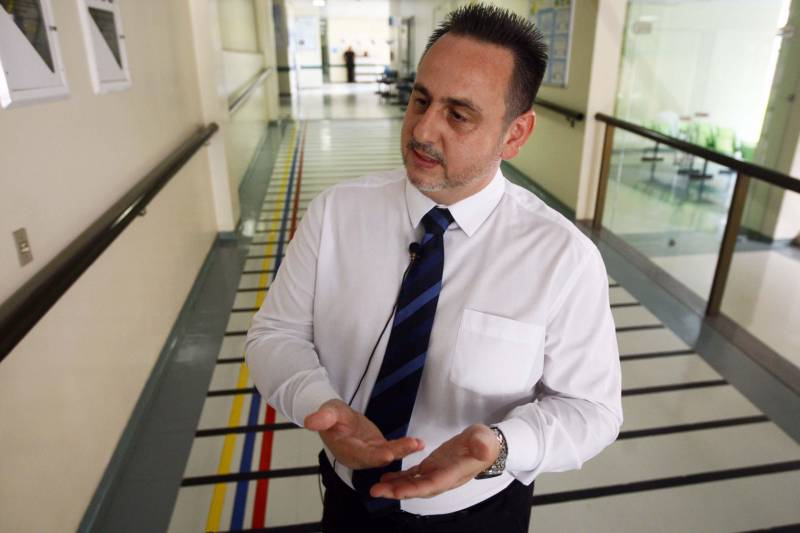 O Hospital Regional do Baixo Amazonas, em Santarém, vai se tornar o maior centro integrado de nefrologia do Norte do Brasil. Com a expansão do serviço de hemodiálise, autorizada pelo governador Simão Jatene neste sábado (10), a unidade, que já é referência nesse atendimento em todo o oeste do Pará, vai praticamente triplicar o número de máquinas e zerar a fila de pacientes na região. O investimento chega a R$ 10 milhões, em obras e equipamentos, e segue a política do governo do Estado de descentralizar a assistência de média e alta complexidade para o interior. “Vamos passar dos 200 pacientes que hoje atendemos mensalmente para 420, dobrando a capacidade de atendimento especializado. Serão cerca de 2,5 mil sessões a mais de hemodiálise por mês. Além disso, começaremos a fazer captação de rins de doadores falecidos, um novo serviço que se acopla aos transplantes que já fazemos no hospital. A ampliação, portanto, é a solução definitiva para o atendimento dessa demanda”, explicou o diretor geral do Hospital Regional de Santarém, Hebert Moreschi (foto). Esta semana, informou, a unidade fez o 16º transplante de rim. Ao chegar ao hospital para assinar a ordem de serviço que autoriza o início das obras, Jatene viu o projeto de expansão e visitou o centro de hemodiálise, onde conheceu mais sobre o serviço e conversou com pacientes. “O ideal, é claro, seria que pudéssemos evitar, ainda na atenção básica, que pacientes diabéticos, por exemplo, se tornassem renais crônicos, mas como isso ainda não ocorre, existe esse serviço aqui para amenizar o sofrimento de quem precisa de uma máquina de hemodiálise para sobreviver”, afirmou o governador.
FOTO: THIAGO GOMES / AG PARÁ
10.03.2018
SANTARÉM - PARÁ <div class='credito_fotos'>Foto: Thiago Gomes /Ag. Pará | <a href='/midias/2018/originais/051291a8-17e2-4e54-b5c0-6911a24bb696.jpg' download><i class='fa-solid fa-download'></i> Download</a></div>