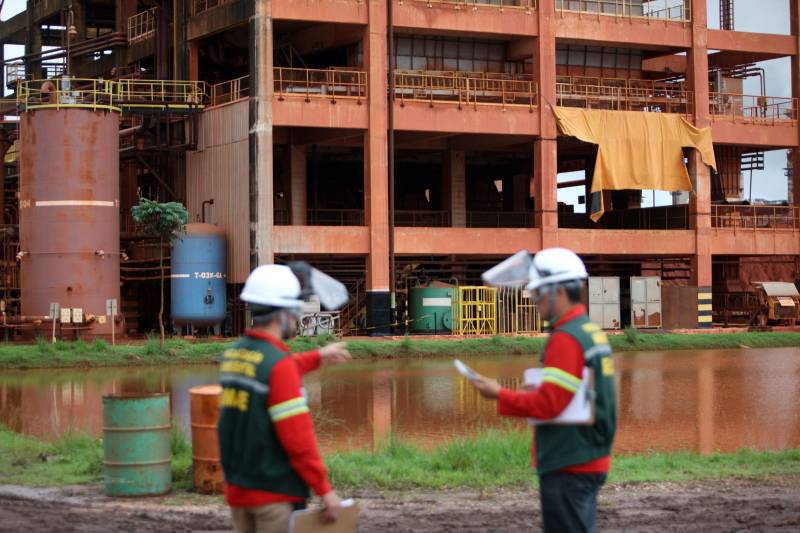 A Secretaria de Estado de Meio Ambiente e Sustentabilidade (Semas) notificou oficialmente a Hydro, na tarde desta terça-feira (27), por conta do não cumprimento do prazo de 48 horas dado pelo governo para que a empresa reduzisse os níveis das bacias de resíduos ao nível de, pelo menos, um metro, conforme determina a legislação ambiental. A notificação foi entregue por técnicos da Semas na sede da refinaria, em Barcarena, a 112 quilômetros de Belém. A determinação é que a produção de alumina seja reduzida pela metade. A Semas também triplicará a multa definida anteriormente, cumprindo a legislação ambiental em vigor, para R$ 1 milhão por dia de descumprimento (ou 300 mil Unidades de Padrão Fiscal). A empresa informou formalmente que reduziu os índices, mas não integralmente no total determinado de um metro. Técnicos das diretorias de Fiscalização e Licenciamento Ambiental da Semas acompanham diariamente o volume de água das bacias, tanto dos depósitos de rejeitos sólidos da indústria quanto do sistema de tratamento de água.
FOTO: THIAGO GOMES / AG PARÁ
DATA: 27.02.2018
BARCARENA - PARÁ <div class='credito_fotos'>Foto: Thiago Gomes /Ag. Pará | <a href='/midias/2018/originais/05159c00-23a5-40b3-a599-bb7cbb4a5fe7.jpg' download><i class='fa-solid fa-download'></i> Download</a></div>