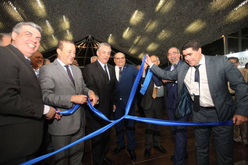 O VII Congresso e Feira Internacional de Transporte e Logística Sustentável da Amazônia (Trans 2018) teve sua abertura na noite desta terça-feira (19) no Hangar - Convenções e Feiras da Amazônia. A cerimônia de abertura contou com a presença do secretário de Estado de Transporte, Kleber Menezes, que representou o governador Simão Jatene; do presidente da Assembleia Legislativa do Pará (Alepa), deputado Márcio Miranda, e de diretores, presidentes e representantes dos 10 órgãos do governo que estão participando do evento, assim como autoridades do setor.
FOTO: MARCELO LELIS / AG. PARÁ
DATA: 19.06.2018
BELÉM - PARÁ <div class='credito_fotos'>Foto: Marcelo Lelis / Ag. Pará | <a href='/midias/2018/originais/0515e149-3aee-432f-be2a-8f5f77566043.jpg' download><i class='fa-solid fa-download'></i> Download</a></div>