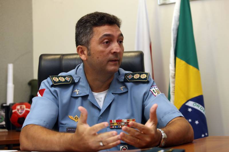 A Polícia Militar do Pará (PMPA) está substituindo 400 policiais da ativa que estão em trabalho interno e administrativo por policiais da reserva. “Vejo de forma positiva essa substituição porque dá aos militares a possibilidade de voltarem à ativa, e ainda terem um complemento financeiro”, pontuou o tenente coronel Paulo Carneiro (foto), comandante do Batalhão de Guarda da PM.
FOTO: SIDNEY OLIVEIRA / AG. PARÁ
DATA: 16.05.2018
BELÉM - PARÁ <div class='credito_fotos'>Foto: Sidney Oliveira/Ag. Pará | <a href='/midias/2018/originais/0515f7e7-9c06-4c11-9591-1e86673a5db5.jpg' download><i class='fa-solid fa-download'></i> Download</a></div>