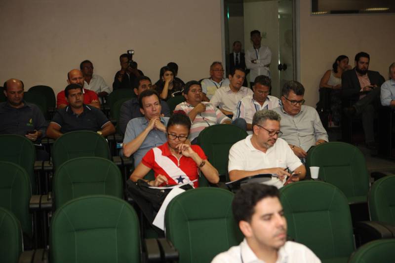 Um novo modelo de política pública para o transporte intermunicipal no Estado do Pará começou a ser discutido nesta quarta-feira (4), em Belém. A primeira audiência pública promovida pela Secretaria de Estado de Transportes (Setran) ocorreu na capital e outras duas estão programadas para o mês de julho, em Marabá, nesta quinta-feira, 5, e em Santarém, no dia 12.
FOTO: CARLOS SODRÉ / AG. PARÁ
DATA: 04.07.2018
BELÉM - PARÁ <div class='credito_fotos'>Foto: CARLOS SODRÉ / AG. PARÁ | <a href='/midias/2018/originais/0520919d-61ad-4054-9bf9-abe2aa6922bf.jpg' download><i class='fa-solid fa-download'></i> Download</a></div>