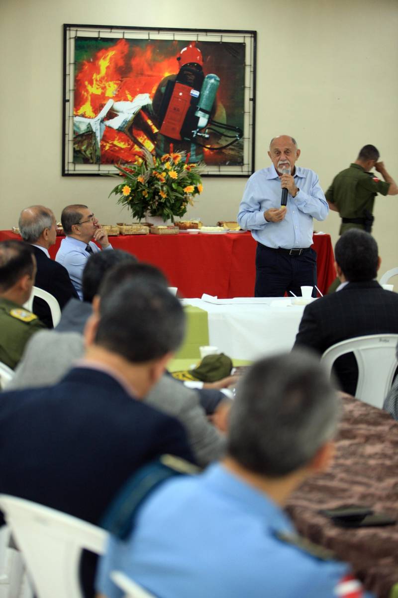 O governador Simão Jatene foi homenageado nesta sexta-feira, 14, com um café da manhã no Quartel do Corpo de Bombeiros Militar do Pará. A homenagem foi feita pela cúpula da Segurança Pública do Estado.

FOTO: MÁCIO FERREIRA / AG. PARÁ
DATA: 14.12.2018
BELÉM - PARÁ <div class='credito_fotos'>Foto: MÁCIO FERREIRA/ AG. PARÁ   |   <a href='/midias/2018/originais/052619f5-a3b6-48ad-866a-7ce9c055f83d.jpg' download><i class='fa-solid fa-download'></i> Download</a></div>