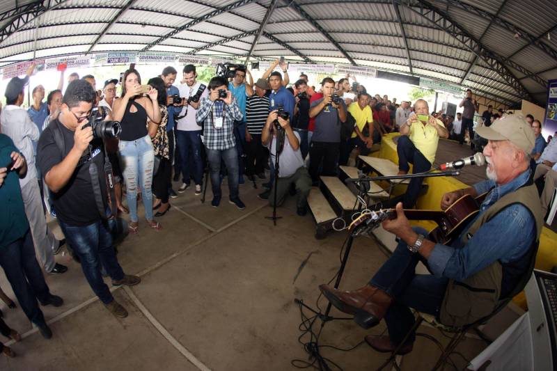 Onze municípios do sul e sudeste paraense recebem recursos do Estado para recuperar ruas e vicinais atingidas pelas enchentes e fortes chuvas que caem na região. Em agenda oficial nesta sexta-feira (6), o governador Simão Jatene assinou, pela manhã, no Parque de Exposições Valeu Boi Leilões, em Rio Maria, os convênios que garantem o repasse de cerca de R$ 4 milhões. As obras de caráter emergencial serão executadas pelas prefeituras em parceria com a Secretaria de Estado de Transportes (Setran). O objetivo é recuperar a trafegabilidade nessas localidades e assegurar o direito de ir e vir da população. Na manhã desta sexta, foram assinados nove convênios, com os municípios de Redenção, Pau D’Arco, São Félix do Xingu, Santa Maria das Barreiras, Tucumã, Água Azul do Norte, Xinguara, Bannach e Rio Maria. Além da Setran, participam da ação o Centro Regional de Governo do Sudeste do Pará e a Defesa Civil. “O valor do investimento em cada município vai depender da necessidade verificada pelas equipes do Estado e das prefeituras. O recurso não será usado para reconstruir vias, mas para restabelecer a trafegabilidade”, disse o secretário de Transportes, Kléber Menezes.
FOTO: ANTÔNIO SILVA / AG. PARÁ
DATA: 06.04.2018
RIO MARIA - PARÁ <div class='credito_fotos'>Foto: Antônio Silva/Ag. Pará | <a href='/midias/2018/originais/05268a57-2c46-4608-aafc-e5ca1a1ec3f9.jpg' download><i class='fa-solid fa-download'></i> Download</a></div>