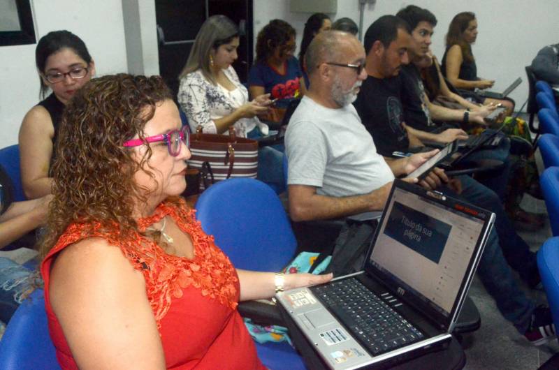 O celular, até então, grande vilão durante as aulas das escolas convencionais, promete ser um grande aliado da educação a partir da capacitação do Sedutec – programa que a Secretaria de Educação do Pará (Seduc), implanta na rede pública de ensino para disseminar o uso das ferramentas do Google para Educação, no âmbito das escolas e da gestão.

FOTO: ELISEU DIAS / ASCOM SEDUC
DATA: 25.05.2018
BELÉM - PARÁ <div class='credito_fotos'>Foto: Eliseu Dias / Ascom Seduc   |   <a href='/midias/2018/originais/052b41c9-f8e4-4876-88c1-c5412b2e9f40.jpg' download><i class='fa-solid fa-download'></i> Download</a></div>