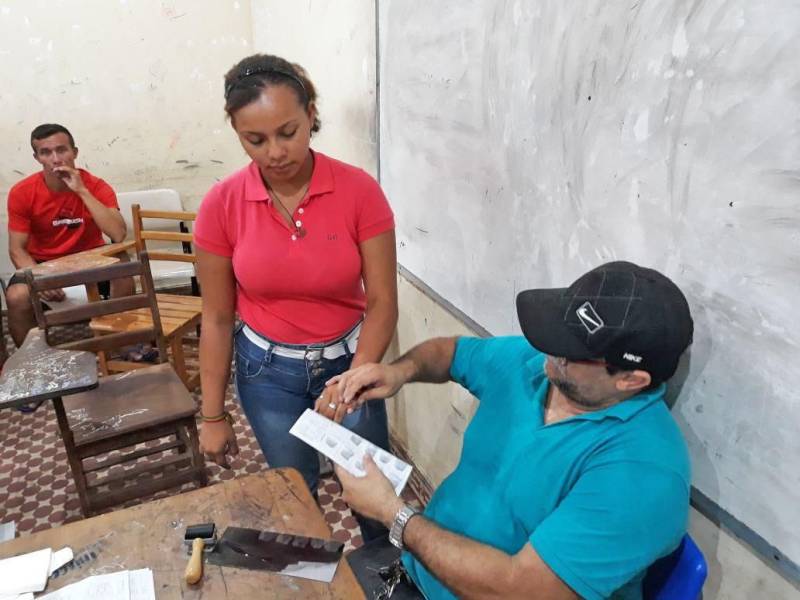 A Caravana Pro Paz Cidadania continua a percorrer os municípios do Pará. Nesta sexta-feira (6), a caravana encerrou suas ações na cidade de Quatipuru, no nordeste do estado. Ao longo de três dias, foram 2.600 atendimentos, como emissão de documentos básicos e aconselhamento jurídico. “A ação nesses três dias foi surpreendente, além de atendermos Quatipuru, recebemos quatro ônibus com moradores da vila de Boa Vista e conseguimos atender a todos. A grande procura foi pela certidão de nascimento, porque ainda existem os sub-registros. Mas tivemos também grande procura de ID jovem por essa população”, detalhou o coordenador do Pro Paz Cidadania, Roberto Oliveira.
FOTO: ASCOM / PRO PAZ
DATA: 06.04.2018
QUATIPURU - PARÁ <div class='credito_fotos'>Foto: ASCOM PRO PAZ | <a href='/midias/2018/originais/05300957-e17f-4e27-920c-ad33cdb9f31d.jpg' download><i class='fa-solid fa-download'></i> Download</a></div>