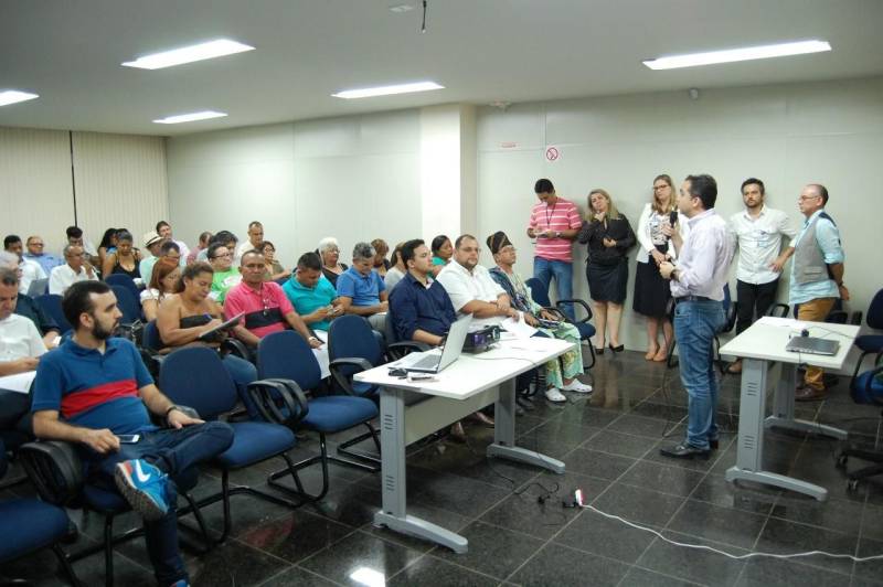 Instituições públicas, setor produtivo, sindicatos, associações de classe, movimentos sociais e demais representantes da sociedade civil organizada de Santarém começaram a discutir os pontos da proposta preliminar para a construção do Regimento Interno que vai nortear a criação dos Fóruns Municipais da Socioeconomia, um dos instrumentos que irão nortear a atuação dos Centros Regionais de Governo. A minuta foi apresentada pela equipe do Governo do Pará, através da Secretaria Extraordinária de Estado de Municípios Sustentáveis (Semsu) e Programa das Nações Unidas para o Desenvolvimento (PNUD), na noite da quarta-feira (4), no auditório do Centro Regional de Governo do Baixo Amazonas, em Santarém. Nessa direção, o Governo do Estado trabalha em quatro frentes: Regulação; Licenciamento Socioambiental; Ecossistema de Fundos e Governança Pública Compartilhada. Este último é o pilar que permitiu a implantação dos Centros Regionais - na região Oeste e, também, no Sudeste do Pará. Na foto, o secretário regional de Governo, Olavo das Neves (falando).
FOTO: SAMUEL ALVARENGA / ASCOM CRGBA
DATA: 05.07.2018
BELÉM - PARÁ <div class='credito_fotos'>Foto: SAMUEL ALVARENGA / ASCOM CRGBA | <a href='/midias/2018/originais/05329be4-d572-48a3-b3b1-190d37de00c3.jpg' download><i class='fa-solid fa-download'></i> Download</a></div>