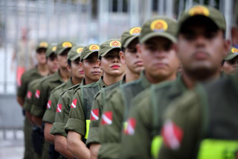 Cerca de 2 mil alunos do curso de formação de praças da Polícia Militar cumprem neste sábado (12) uma etapa importante da preparação: eles saem pela primeira vez às ruas, no estágio supervisionado, para vivenciar situações reais da carreira e, ao mesmo tempo, reforçar o policiamento ostensivo. Em Belém, cerca de 500 homens e mulheres se concentraram na Praça Santuário, em frente à Basílica de Nazaré, e saíram, em seguida, para diversos pontos da capital. A ação faz parte do pacote de medidas de combate à criminalidade e reforço da segurança pública anunciado pelo Governo do Estado.
FOTO: SIDNEY OLIVEIRA / AG. PARÁ
DATA: 12.05.2018
BELÉM - PARÁ <div class='credito_fotos'>Foto: Sidney Oliveira/Ag. Pará | <a href='/midias/2018/originais/053bc630-6a78-42e4-adbe-8fdb0da3c48d.jpg' download><i class='fa-solid fa-download'></i> Download</a></div>