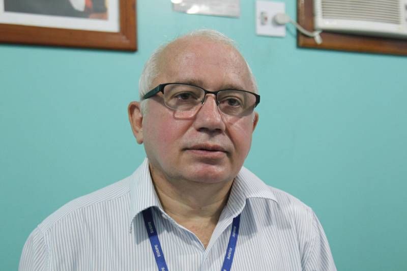 Mais de 170 presos custodiados no Centro de Recuperação Regional de Mocajuba (CRRMOC), localizado na região do Baixo Tocantins, começaram a receber, nesta quarta-feira (28), atendimento técnico-jurídico na unidade prisional. A ação é uma iniciativa da Diretoria de Execução Criminal (DEC), da Superintendência do Sistema Penitenciário do Estado (Susipe), e começou na terça-feira, 27, e irá até esta quinta-feira (01.03). O objetivo é atender a demanda de processos dos internos e fazer a atualização do Levantamento Nacional de Informações Penitenciárias (Infopen). Na foto, José Karlos Andrade, advogado da DEC.
FOTO: AKIRA ONUMA / ASCOM SUSIPE
DATA: 28.02.2018
BELÉM - PARÁ
<div class='credito_fotos'>Foto: Akira Onuma / Ascom Susipe | <a href='/midias/2018/originais/053cd993-ee6e-40aa-b8b5-88c3afdd14b8.jpg' download><i class='fa-solid fa-download'></i> Download</a></div>