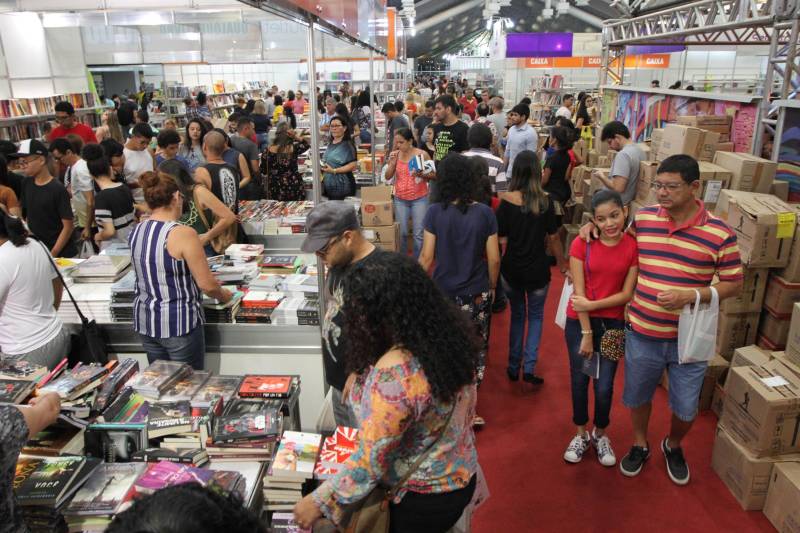 Uma programação extensa e diversificada marcou a abertura das atividades da XXII Feira Pan-Amazônica do Livro (foto) neste sábado (2), no Hangar – Centro de Convenções e Feiras da Amazônia, em Belém. Um grande público compareceu no primeiro dia, aproveitando as atrações culturais e as exposições nos estandes de livros.

FOTO: CRISTINO MARTINS / AG. PARÁ
DATA: 02.06.2018
BELÉM - PARÁ <div class='credito_fotos'>Foto: Cristino Martins/Ag. Pará   |   <a href='/midias/2018/originais/05404115-d6d4-4c37-ac2d-6f7d56bfc39a.jpg' download><i class='fa-solid fa-download'></i> Download</a></div>