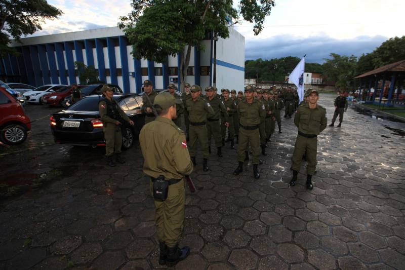 Cerca de 2.400 policiais militares que estão em processo de formação por meio dos Cursos de Formação de Praças (CFP), de Oficiais (CFO), de Habilitação de Oficiais (CHO) e de Adaptação de Oficiais (CHO). Durante a caminhada (foto), a Academia de Polícia Militar “Cel Fontoura” executou a primeira marcha administrativa para exercitar os pelotões do Curso de Formação de Oficiais (CFO) e do Curso de Adaptação de Oficiais da PMPA (CADO) nos deslocamentos a pé por longos percursos. A caminhada de 10 Km contou com a participação de 183 alunos da Academia de Polícia Militar.
FOTO: MÁCIO FERREIRA / AG. PARÁ
DATA: 15.02.2018
MARITUBA - PARÁ <div class='credito_fotos'>Foto: MÁCIO FERREIRA/ AG. PARÁ | <a href='/midias/2018/originais/054887cc-95e3-40f8-b5d1-6f68665182af.jpg' download><i class='fa-solid fa-download'></i> Download</a></div>
