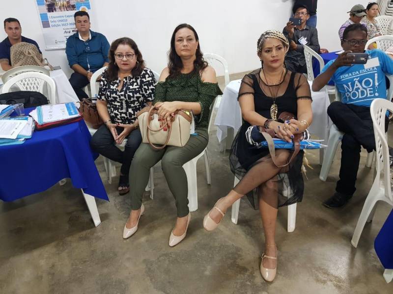 Mais de 20 municípios do sul e sudeste paraense recebem, nesta terça (20) e quarta-feira (21), no Centro Regional de Governo, em Marabá, capacitação do Selo Unicef, edição 2017-2020. Um dos temas apresentados no primeiro dia do evento foi o atendimento do Pro Paz Integrado na região. “O diferencial do programa Pro Paz é trabalhar e disseminar a cultura de paz, reduzindo o índice de violência contra a mulher e contra a criança e o adolescente”, disse a coordenadora do Movimento pela Valorização do Estatuto da Criança e do Adolescente (Mover), Angelina Falcão. Entre os objetivos do encontro está apresentar a metodologia do selo e do 1º Fórum Comunitário, que deve ser promovido pelos municípios. A assistente de Programas da Unicef em Belém, Dariane Sousa, esclarece que “o Selo Unicef tem procurado aproximar as ações dos municípios para que sejam reduzidas as desigualdades e os direitos garantidos”. Na foto, a presidente da Fundação Pro Paz, Mônica Altman (c).
FOTO: KÉLIA SANTOS / ASCOM CRGSP
DATA: 20.03.2018
MARABÁ - PARÁ <div class='credito_fotos'>Foto: KÉLIA SANTOS / ASCOM CRGSP | <a href='/midias/2018/originais/054a2b99-6d62-4969-b08c-1208eeb79f09.jpg' download><i class='fa-solid fa-download'></i> Download</a></div>