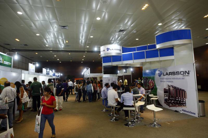 Autoridades, cientistas, empresários e produtores rurais participaram, na noite desta segunda-feira (12), no Hangar Convenções e Feiras da Amazônia, da abertura do XVII Congresso Brasileiro de Mandioca e do II Congresso Latino-Americano e Caribenho de Mandioca, os dois mais importantes eventos voltados à mandiocultura no Brasil e no continente, que ocorrem pela primeira vez no Pará.
FOTO: THIAGO GOMES / AG. PARÁ
DATA: 12.03.2018
BELÉM - PARÁ <div class='credito_fotos'>Foto: Thiago Gomes /Ag. Pará | <a href='/midias/2018/originais/054c7fdb-d8d2-4460-a290-60e5fed48197.jpg' download><i class='fa-solid fa-download'></i> Download</a></div>