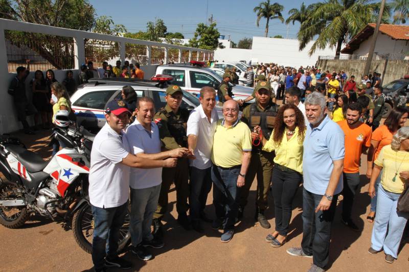 O município de Jacundá, no sudeste paraense, recebeu nesta sexta-feira (6) importantes investimentos em segurança e infraestrutura. O Governo do Estado repassou para o policiamento do município 5 viaturas e 2 veículos para o reforço das ações Departamento de Trânsito do Estado (Detran). Foi entregue ainda a ordem de serviço para a pavimentação asfáltica de cinco quilômetros de vias, na ordem de R$ 3 milhões. A cerimônia foi no salão paroquial da Igreja de Nossa Senhora do Perpetuo Socorro, conduzida pela secretária de Municípios Sustentáveis, Izabela Jatene, que representou o governador Simão Jatene, e contou com a participação de representantes de parlamentares, lideranças comunitárias, entre outras autoridades municipais.
FOTO: CRISTINO MARTINS / AG. PARÁ
DATA: 06.07.2018
JACUNDÁ - PARÁ <div class='credito_fotos'>Foto: Cristino Martins/Ag. Pará | <a href='/midias/2018/originais/054f3a96-bad5-4a1d-b461-82a53ec80827.jpg' download><i class='fa-solid fa-download'></i> Download</a></div>