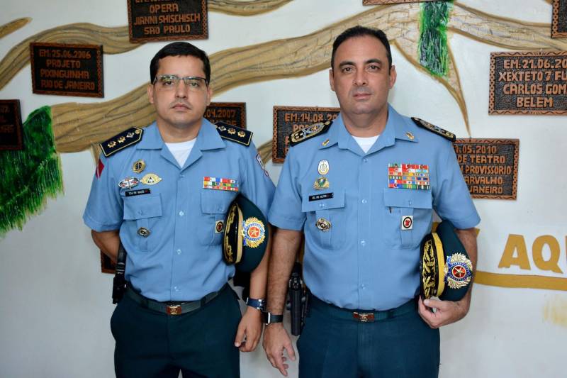Uma solenidade marcou os 25 anos de implantação do Comando de Policiamento Regional I (CPR I), em Santarém, na quinta-feira (24). Destaque para os investimentos em equipamentos e a criação de novas unidades, que contribuem para que as ações da Polícia Militar na região sejam realizadas com maior eficiência. Atualmente, o trabalho do CPR I atende 13 municípios: Santarém, Monte Alegre, Almeirim, Alenquer, Oriximiná, Juruti, Óbidos, Prainha, Terra Santa, Faro, Curuá, Belterra e Mojuí dos Campos. Santarém é o única cidade do interior do estado que conta com dois grandes batalhões - o 3º e o 35º BPM - esse último efetivado no início deste ano. Na foto, o tenente coronel Maués (e) e comandante geral da PM, coronel Hilton Benigno (d).
FOTO: WISLLEY FRANÇA
DATA: 24.05.2018
SANTARÉM - PARÁ <div class='credito_fotos'>Foto: WISLLEY FRANÇA | <a href='/midias/2018/originais/05580d4c-0486-479d-bde0-a5a40693a70f.jpg' download><i class='fa-solid fa-download'></i> Download</a></div>