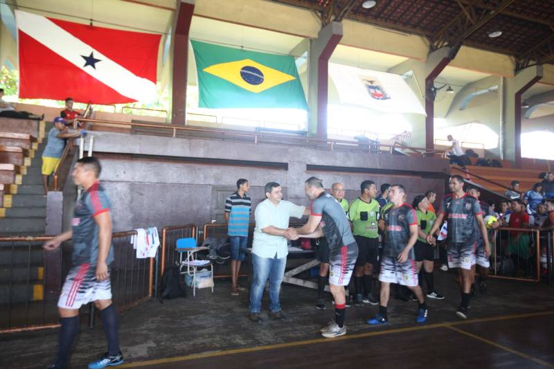 Mais de 300 policiais militares, de diversas localidades do Pará, participam neste sábado (3) e no domingo (4) da II Copa de Futsal da Casa Militar da Governadoria, em comemoração aos 101 anos de criação do órgão. Quarenta equipes participam do torneio, sendo 32 masculinas, quatro femininas, duas sub-16 e duas sub-13, as duas últimas formadas por alunos da escolinha de futsal da PM, que ensina a filhos de militares técnicas e regras da prática esportiva. O subchefe da Casa Militar, coronel Luiz Mendonça (foto), também destacou a importância do evento.
FOTO: RODOLFO OLIVEIRA / AG. PARÁ
DATA: 03.03.2018
BELÉM - PARÁ <div class='credito_fotos'>Foto: Rodolfo Oliveira/Ag. Pará | <a href='/midias/2018/originais/0564deea-0dc0-42b5-98a6-0c923432933f.jpg' download><i class='fa-solid fa-download'></i> Download</a></div>