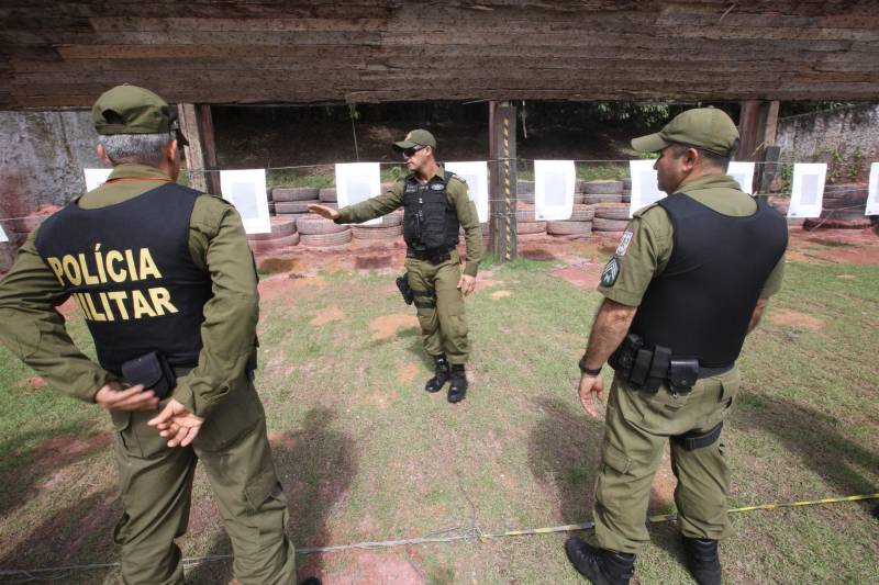 Trinta e oito agentes de segurança pública do Estado participam (foto), no Instituto de Ensino de Segurança Pública do Pará (Iesp), de um curso de especialização da Companhia Independente de Policiamento Escolar (Cipoe). A capacitação começou no dia 26 de fevereiro e vai até 23 de março, com aulas de segunda a sexta, nos turnos da manhã e tarde. Os agentes de segurança estão sendo treinados para atuar na segurança junto às comunidades escolares do Estado. Este é o segundo curso que acontece para a qualificação do policiamento escolar do Comando de Policiamento Especializado, através da Companhia Independente de Policiamento Escolar (Cipoe). O primeiro foi em 2017, e qualificou 40 policiais.
FOTO: CARLOS SODRÉ / AG. PARÁ
DATA: 13.03.2018
BELÉM - PARÁ <div class='credito_fotos'>Foto: Carlos Sodré/Agência Pará | <a href='/midias/2018/originais/0567ef2e-f7c3-4008-9a2d-ae71f7932556.jpg' download><i class='fa-solid fa-download'></i> Download</a></div>