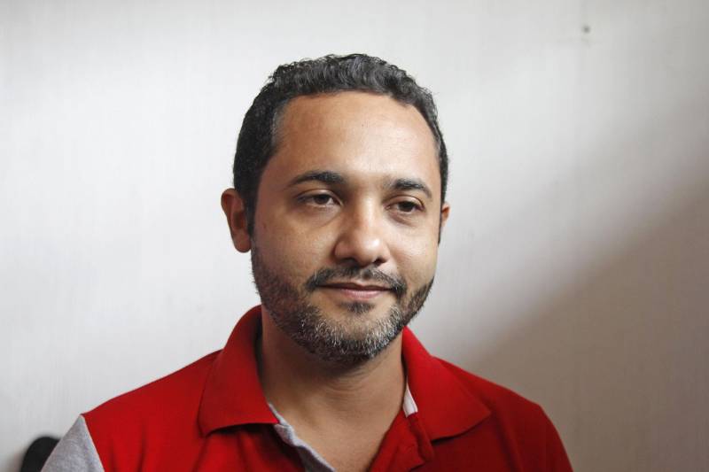 O detento Gerson Teixeira (foto), de 31 anos, sempre se interessou pela música, mas fora do presídio nunca teve oportunidade de fazer um curso de violão. “Eu não tinha condições que comprar um violão e nem de pagar um curso, tenho família para sustentar e as minhas prioridades eram outras. Eu precisava pensar que primeiro tinha que colocar comida na mesa. Nem imaginava que aqui dentro do presídio eu ia realizar meu sonho, estou muito feliz e pretendo me dedicar às aulas”, disse o interno. Gerson é um dos 40 detentos que vão participar do projeto “Sala de Cordas”, que iniciou hoje na Central de Triagem Metropolitana III (CTM III) que fica dentro do Complexo Penitenciário de Santa Izabel. O projeto foi uma iniciativa da coordenadora pedagógica da unidade prisional, Suely Carvalho, que juntamente com a Coordenadoria de Educação Prisional da Superintendência do Sistema Penitenciário do Estado (Susipe), foram em busca de uma parceria com a Fundação Cultural do Pará que doou 20 violões para que o curso pudesse ser ministrado dentro do presídio.
FOTO: AKIRA ONUMA / ASCOM SUSIPE
DATA: 04.04.2018
BELÉM - PARÁ <div class='credito_fotos'>Foto: Akira Onuma / Ascom Susipe | <a href='/midias/2018/originais/0568e570-d451-4ecf-8896-eabd7ac0e320.jpg' download><i class='fa-solid fa-download'></i> Download</a></div>