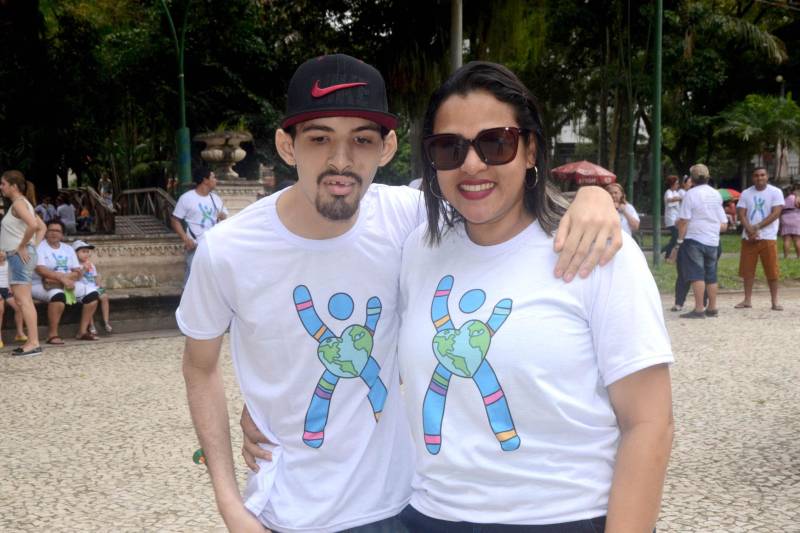 A rara Síndrome de Cri du Chat, também conhecida como Síndrome do Miado do Gato, mobilizou a sociedade neste sábado (5), durante uma caminhada na Praça Batista Campos, em Belém. A ação é alusiva ao Dia Internacional da Síndrome de Cri du Chat e busca conscientizar a população sobre a anomalia. Pais e profissionais da área da saúde participaram da ação educativa que contou com distribuição de panfletos informativos e uma caminhada pelo local. "Por ser rara, é muito difícil identificar a síndrome. Em Belém, temos conhecimento de apenas dois casos. Nossa intenção é sensibilizar os profissionais da área da saúde para que o diagnóstico seja precoce, já que os casos demoram anos para ter o diagnóstico fechado", explica a fonoaudióloga da Coordenadoria de Educação Especial (COEES), Priscila Salgado, mãe de uma criança portadora da síndrome. Na foto, Rodrigo Leandro e sua mãe, Tatiane Leandro.
FOTO: ELISEU DIAS / ASCOM SEDUC
DATA: 05.05.2018
BELÉM - PARÁ <div class='credito_fotos'>Foto: Eliseu Dias / Ascom Seduc | <a href='/midias/2018/originais/057d15e1-10fa-4878-bc98-a5e2943229b6.jpg' download><i class='fa-solid fa-download'></i> Download</a></div>