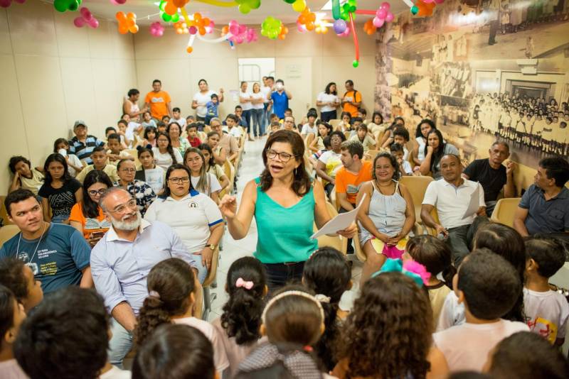 “A cultura tem o poder de emocionar”. A frase dita pela professora Ruth Valin marcou o tom do Sarau Literário na manhã desta sexta-feira, 8, no Preventório Santa Terezinha, no bairro do Marco, em Belém, que contou com a presença do escritor paraense Daniel Leite, homenageado pelas crianças atendidas pela instituição e os alunos da Escola Estadual Santa Terezinha, que funciona no mesmo prédio. Elas cantaram músicas infantis e recitaram trechos das obras “A história das crianças que plantaram um rio” e “A menina árvore”, de Daniel Leite, além de apresentar uma dramatização sobre a primeira obra. Muito concentrados e com a leitura bem ensaiada, os pequeninos emocionaram a todos, principalmente o escritor convidado para o sarau. Segundo a professora Odinéia Bastos, que orientou os alunos na leitura do livro “A história das crianças que plantaram um rio”, elas soltaram a imaginação durante a leitura da obra, e dessa viagem saíram desenhos, pinturas, colagens e poemas, que enfeitaram o auditório e os corredores da instituição, encantando a todos os presentes.
FOTO: FERNANDO SETTE CÂMARA / ASCOM IOE
DATA: 08.06.2018
BELÉM - PARÁ <div class='credito_fotos'>Foto: FERNANDO SETTE CÂMARA / ASCOM IOE | <a href='/midias/2018/originais/05874283-220d-4ed4-87f1-1b73e2ab8e3f.jpg' download><i class='fa-solid fa-download'></i> Download</a></div>