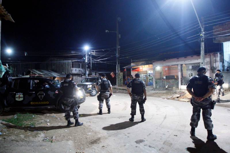 O governador do Pará, Simão Jatene, ordenou o reforço do contingente que atua no policiamento preventivo e ostensivo nas ruas de Belém. A partir de agora, o efetivo operacional terá o apoio de mais 260 policiais militares, que hoje desempenham funções administrativas, e dos grupos especiais: Batalhão de Choque, Ronda Tática Metropolitana (Rotam), Cavalaria e Grupamento Aéreo de Segurança Pública (Graesp). A primeira operação já foi deflagrada na noite desta quinta, 8. A ação "Polícia nas Ruas" intensificou o policiamento nas áreas dos bairros Condor, Guamá, Jurunas e Cremação.
FOTO: THIAGO GOMES / AG. PARÁ
DATA: 08.06.2017
BELÉM - PARÁ <div class='credito_fotos'>Foto: Thiago Gomes /Ag. Pará | <a href='/midias/2018/originais/059a1e45-7d72-4d2b-99ec-5e5d8d404811.jpg' download><i class='fa-solid fa-download'></i> Download</a></div>