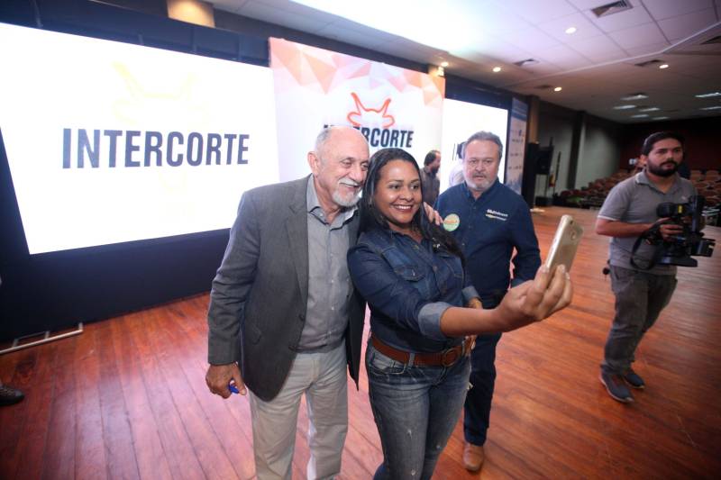 A pecuária é uma das principais cadeias produtivas do Pará, que se destaca no cenário nacional por possuir o quinto maior rebanho bovino, com mais de 20 milhões de cabeças. A importância do Estado na cadeia produtiva brasileira é destaque na InterCorte, evento que reúne iniciativas em prol do desenvolvimento do setor. A abertura, na noite desta segunda-feira, 21, no Carajás Centro de Convenções, em Marabá, sudeste paraense, contou com a presença do governador Simão Jatene (foto), parlamentares e autoridades locais.

FOTO: THIAGO GOMES / AG. PARÁ
DATA: 21.05.2018
MARABÁ - PARÁ <div class='credito_fotos'>Foto: Thiago Gomes /Ag. Pará   |   <a href='/midias/2018/originais/059db13a-1ba8-4e68-b05f-3cd42da3ff61.jpg' download><i class='fa-solid fa-download'></i> Download</a></div>