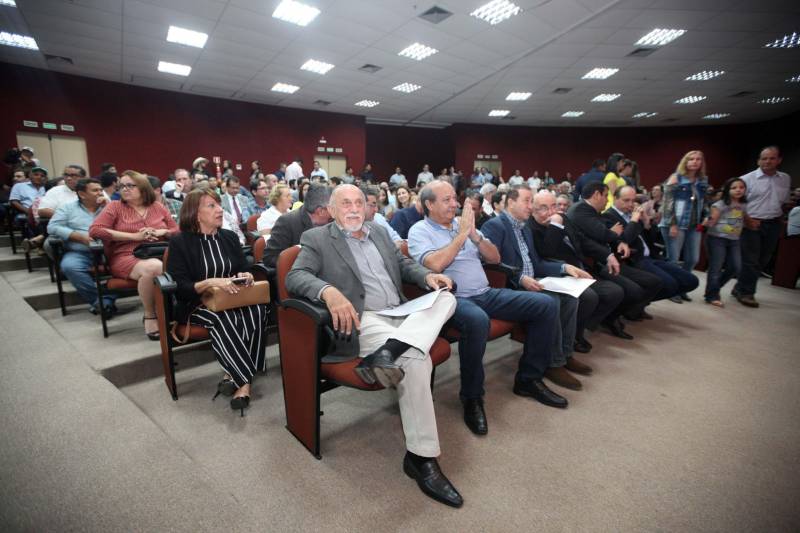 A pecuária é uma das principais cadeias produtivas do Pará, que se destaca no cenário nacional por possuir o quinto maior rebanho bovino, com mais de 20 milhões de cabeças. A importância do Estado na cadeia produtiva brasileira é destaque na InterCorte, evento que reúne iniciativas em prol do desenvolvimento do setor. A abertura, na noite desta segunda-feira, 21, no Carajás Centro de Convenções, em Marabá, sudeste paraense, contou com a presença do governador Simão Jatene, parlamentares e autoridades locais.

FOTO: THIAGO GOMES / AG. PARÁ
DATA: 21.05.2018
MARABÁ - PARÁ <div class='credito_fotos'>Foto: Thiago Gomes /Ag. Pará   |   <a href='/midias/2018/originais/059fa9d9-e92d-4734-9f01-594e88306ebc.jpg' download><i class='fa-solid fa-download'></i> Download</a></div>