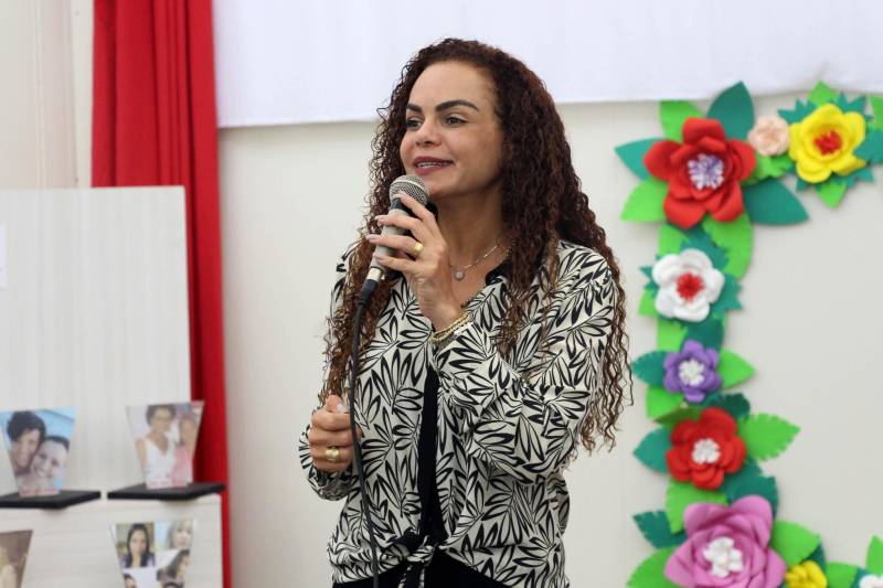 Na manhã desta sexta-feira, 11, a Secretária Estadual de Municípios Sustentáveis, Izabela Jatene (foto), esteve na Fundação Casa da Cultura de Marabá (FCCM), para conversar com a coordenação sobre o fortalecimento da área de pesquisa da instituição. Em Marabá o foco foi o desenvolvimento da pesquisa desenvolvida pela Fundação Casa da Cultura, que precisa de parcerias para fortalecer esse importante trabalho. A instituição já soma o levantamento de 400 sítios arqueológicos e mais de um milhão de artefatos, segundo informações do coordenador do Núcleo de Arqueologia de Marabá, Marlon Prado.
FOTO: ANTONIO MACEDO / DIVULGAÇÃO
DATA: 11.05.2018
MARABÁ - PARÁ <div class='credito_fotos'>Foto: ANTONIO MACEDO / DIVULGAÇÃO | <a href='/midias/2018/originais/05a53a69-96a0-4804-85fd-6a2e4149993b.jpg' download><i class='fa-solid fa-download'></i> Download</a></div>