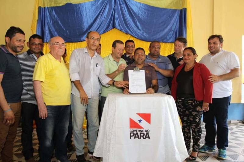 As ruas do bairro Ponto Certo, no município de São Domingos do Capim, no nordeste paraense, ganharão maior mobilidade e segurança. O chão de terra vermelha dará lugar à pavimentação, por meio do programa Asfalto na Cidade, trazendo mais qualidade de vida aos seus moradores e fluidez no trânsito. A ordem de serviço que garante o início das obras foi entregue neste sábado (30), durante evento realizado no salão paroquial da comunidade do Perpétuo Socorro. A cerimônia contou com a participação de representantes do governo do Estado, parlamentares, comunidade e autoridades locais. Ao todo serão asfaltados quatro quilômetros de vias, totalizando um investimento de mais de R$ 2,1 milhões. O município é um dos 142 que já aderiram ao programa Municípios Sustentáveis, da Secretaria Extraordinária de Estado de Municípios Sustentáveis (Semsu). A iniciativa atua no fortalecimento das gestões municipais como uma das ferramentas para o desenvolvimento do Estado. A pavimentação de vias urbanas é fruto das articulações e agenda compartilhada entre o Estado e as prefeituras municipais, dentro do PMS.
FOTO: CRISTINO MARTINS / AG. PARÁ
DATA: 30.06.2018
SÃO DOMINGOS DO CAPIM - PARÁ <div class='credito_fotos'>Foto: Cristino Martins/Ag. Pará | <a href='/midias/2018/originais/05ab3f80-7252-44b7-ba22-b11a4204c167.jpg' download><i class='fa-solid fa-download'></i> Download</a></div>