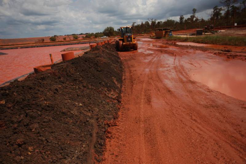 Por conta do não cumprimento do prazo de 48 horas dado pelo Governo do Estado para que a Hydro (foto) reduzisse os níveis das bacias de resíduos ao nível de pelo menos um metro, a Secretaria de Meio Ambiente e Sustentabilidade (Semas) notifica a empresa, na manhã desta terça-feira (27), com a determinação de que reduza a produção da refinaria em 50%. A Semas também triplicará a multa definida anteriormente, cumprindo a legislação ambiental em vigor, chegando a cerca de R$ 1 milhão por dia de descumprimento (300 mil Unidades de Padrão Fiscal). A empresa informou formalmente que reduziu os índices, mas não integralmente no total determinado de um metro. A determinação de redução emitida pela Semas reforça ainda que devem ser mantidos e ampliados os esforços para tratamento dos efluentes e de redução dos níveis das bacias. As equipes da Semas permanecem em campo 24 horas, trabalhando em conjunto com a Defesa Civil e outros órgãos, monitorando a situação.
FOTO: IGOR BRANDÃO / AG. PARÁ
DATA: 24.02.2018
BARCARENA - PARÁ <div class='credito_fotos'>Foto: IGOR BRANDÃO / AG. PARÁ | <a href='/midias/2018/originais/05ae52af-3003-44aa-86c1-aa6ae65fced0.jpg' download><i class='fa-solid fa-download'></i> Download</a></div>