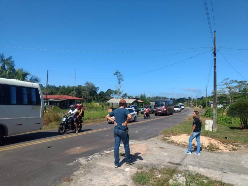 Durante as ações previstas na Operação Verão, as Polícias Civil e Militar, em conjunto com agentes de trânsito do Detran, realizaram, neste final de semana, diversas fiscalizações para prevenir ocorrências de crimes no trânsito e verificar a regularidade de veículos em tráfego nas cidades de Salvaterra e Soure, na Ilha do Marajó. Entre a noite de sexta-feira (6) e a madrugada deste domingo (8), barreiras de fiscalização foram montadas para abordar veículos em trânsito e verificar documentação. "Foram feitas revistas nas bagagens, abordagem em pessoas em atitudes suspeitas e blitzes com o Detran. No geral, tudo calmo, mas tivemos muita infração administrativa constatada pelos agentes do Detran", explica o delegado Rodrigo Amorim, titular da Superintendência da Polícia Civil na Região do Marajó Oriental, que abrange as cidades de Soure e Salvaterra, e outros quatro municípios. A maioria das infrações constatadas era quanto ao atraso no pagamento do Imposto Sobre a Propriedade de Veículos Automotores (IPVA).
FOTO: ASCOM / POLÍCIA CIVIL
DATA: 08.07.2018
SOURE - PARÁ <div class='credito_fotos'>Foto: Ascom / Polícia Civil | <a href='/midias/2018/originais/05b4cf24-ee84-4f43-a844-728d06ed41c1.jpg' download><i class='fa-solid fa-download'></i> Download</a></div>